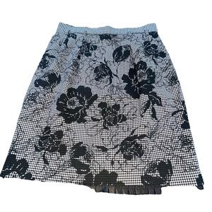 Ella Rose houndstooth print black and white skirt with black flowers size‎ 10